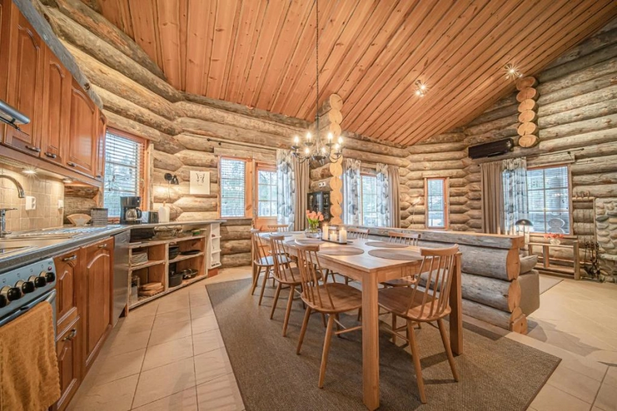 Ruokapöytä 8 henkilölle + syöttötuoli 