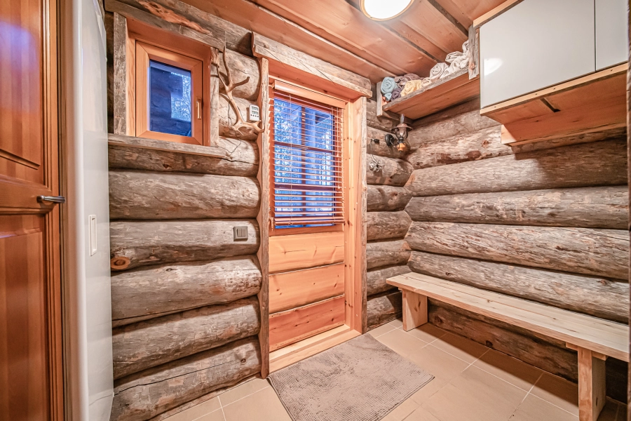 Saunan pukuhuoneesta käynti vilvoitteluterassille